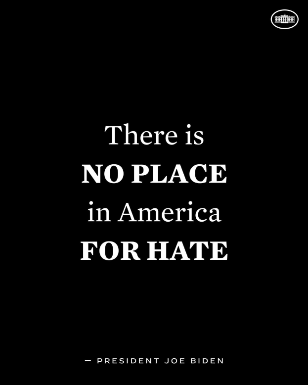 Schwarzer Hintergrund mit fettem weißem Text, der "Es gibt keinen Platz für Hass in Amerika" sagt, zugeschrieben Präsident Joe Biden.