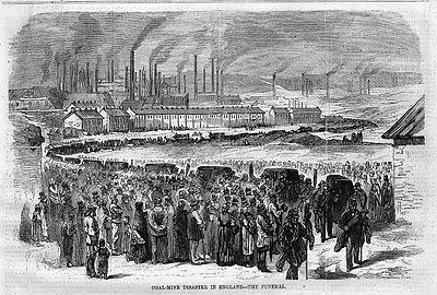 Schwarz-weiß-Zeichnung von Menschen vor einer Fabrik mit Häusern und Rauch aus Schornsteinen, beschriftet mit "coal-mine disaster in England the final" unten.