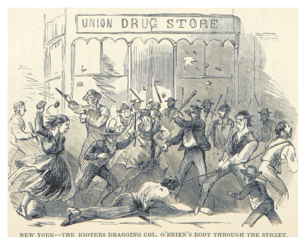 Eine handgezeichnete Papierzeichnung, die eine Gruppe bewaffneter Personen vor einem Gebäude zeigt, mit Text am unteren Rand, der lautet: "New York - Die Aufständischen schleppen Col. O'Briens Leiche durch die Straße."