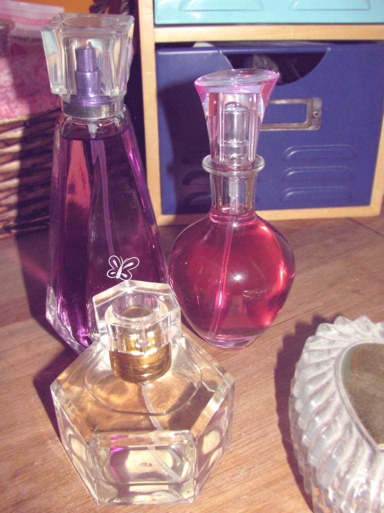 Parfüms und eine Box auf einer Oberfläche.