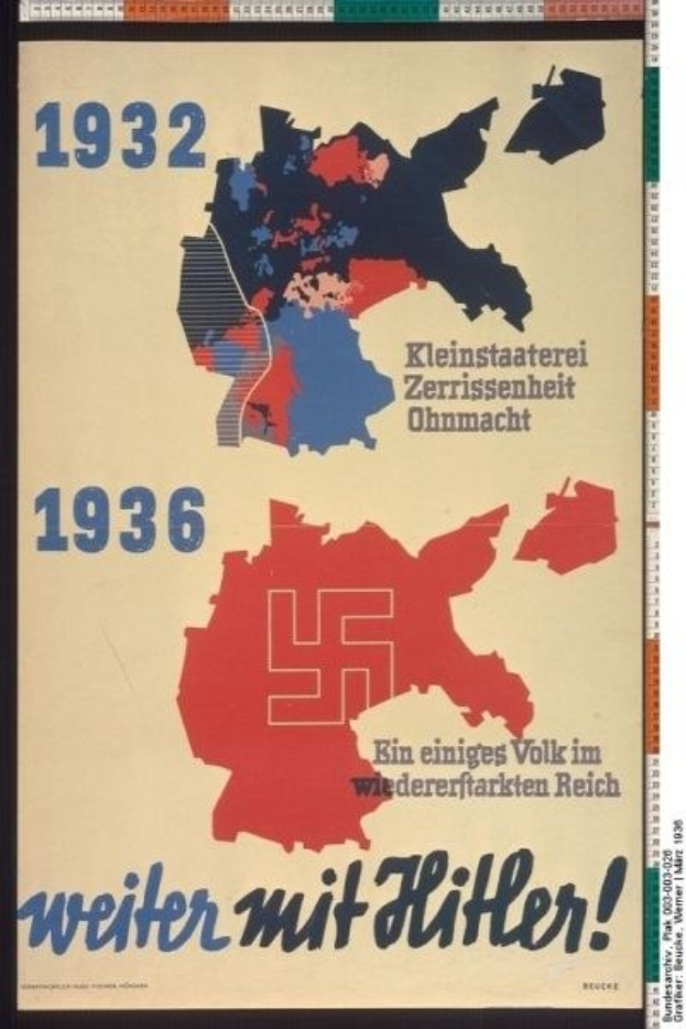 Plakat mit einer Deutschlandkarte, die ein Nazi-Symbol und den Text "Weiter mit Hitler" in den Farben Rot, Weiß und Blau zeigt.