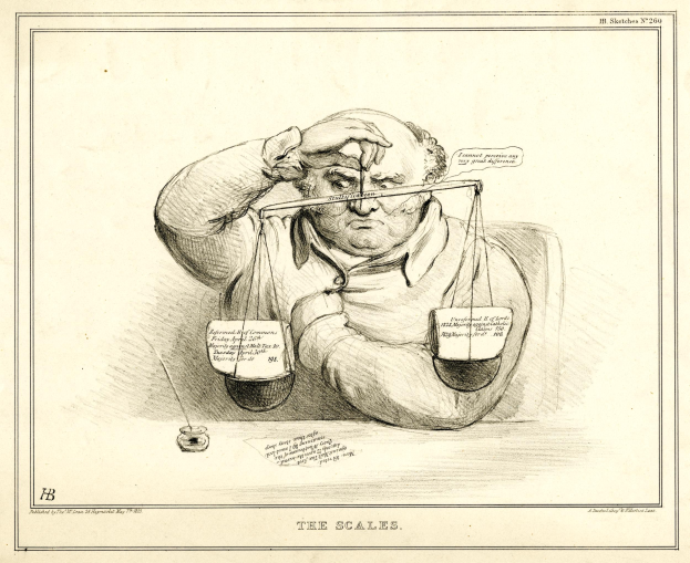 Ein Anwalt im Anzug sitzt an einem Tisch mit einer Waage vor sich und überprüft Dokumente mit Text und Zahlen.