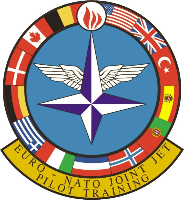 Blauer Kreis mit einem weißen Stern in der Mitte, umgeben von vier farbigen Flaggen, und der Text 'NATO Joint Jet' in Weiß.