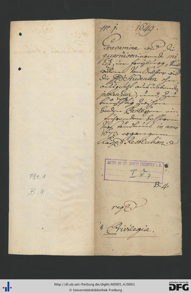 Offenes Buch mit handgeschriebener Schrift auf altem Papier, Wasserzeichen unten sichtbar, wahrscheinlich ein Dokument der Bundesrepublik Deutschland.