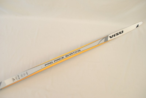 Ein Paar Skier mit sichtbarem Text auf einer weißen Oberfläche, wahrscheinlich mit Marken- und Materialinformationen.