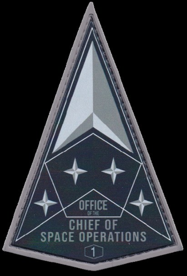 Rechtwinkliges schwarzes Patch mit weißer, fetter, zentrierter Schrift, die "Office of the Chief of Space Operations" liest.
