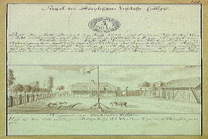 Schwarzes und weißes Bild des ersten Entwurfs der deutschen Verfassung, das eine StraßenSzene mit einem Fahnenmast, Gebäuden, Bäumen und Himmel zeigt.