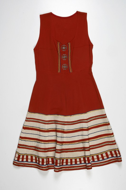 Ein leuchtend rotes Kleid mit horizontalen weißen und gelben Streifen vor einem weißen Hintergrund.