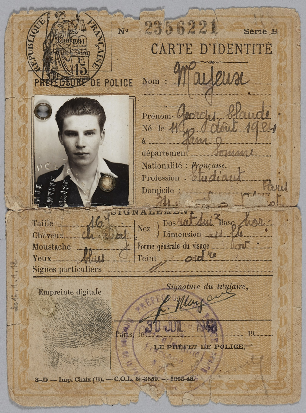 Ein abgenutztes Passfoto mit einem Mannsbild, Text und einem Stempel, wahrscheinlich ein gefälschter Ausweis.