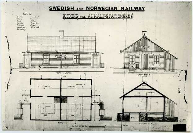 Eine detaillierte Zeichnung eines schwedischen und norwegischen Bahnhofs mit zwei Häusern und sichtbaren Fenstern und Türen, begleitet von erklärendem Text auf dem Papier.