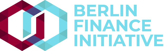 Logo der Berliner Finanzinitiative: ein blauer Kreis mit einer weißen Umrandung und einem weißen "B" in der Mitte, auf einem weißen Hintergrund mit der schwarzen Schrift "Berlin Finance Initiative", umgeben von einem weißen Ring mit einem blau-weißen Karomuster.