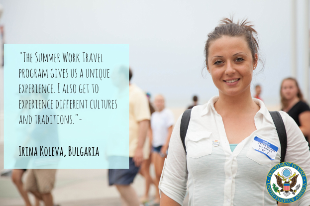 Eine Frau in einer Tasche, die lächelt, umgeben von einer Gruppe von Menschen, die gehen, mit Text auf der linken Seite, der über ein Sommerarbeitspraktikumsprogramm berichtet.