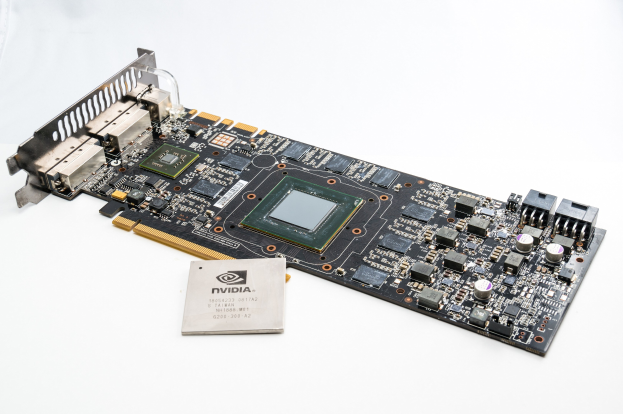 Nahaufnahme einer Computermotherboard mit einem Speicherchip darauf, mit sichtbarem Text, das auf einer weißen Oberfläche liegt.