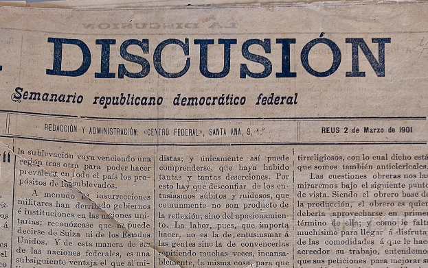 Gelblicher Zeitungsausschnitt mit schwarzer Tinte, Überschrift "Semanario Repúblicano Democrático Federal", Wort "Diskussion" sichtbar, leicht zerknittert.