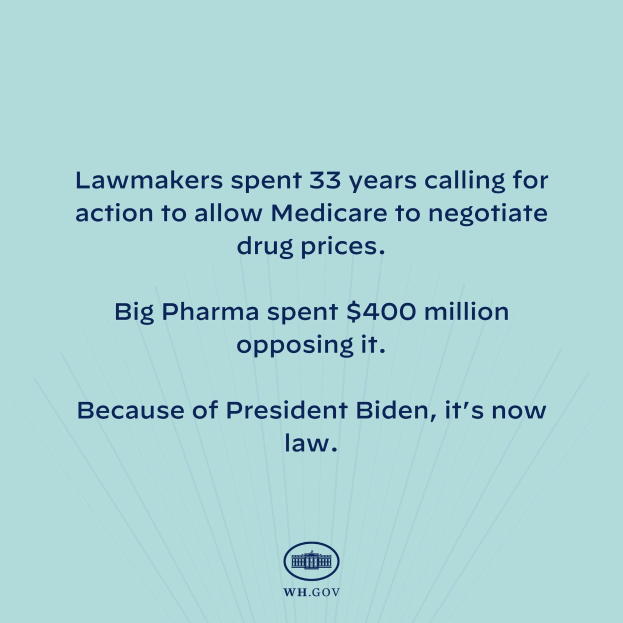 Blauer Hintergrund mit fetter weißer Schrift, die 'Lawmakers Spent 33 Years Calling for Action to Allow Medicare to Negotiate Drug Prices' sagt und ein Logo unten.