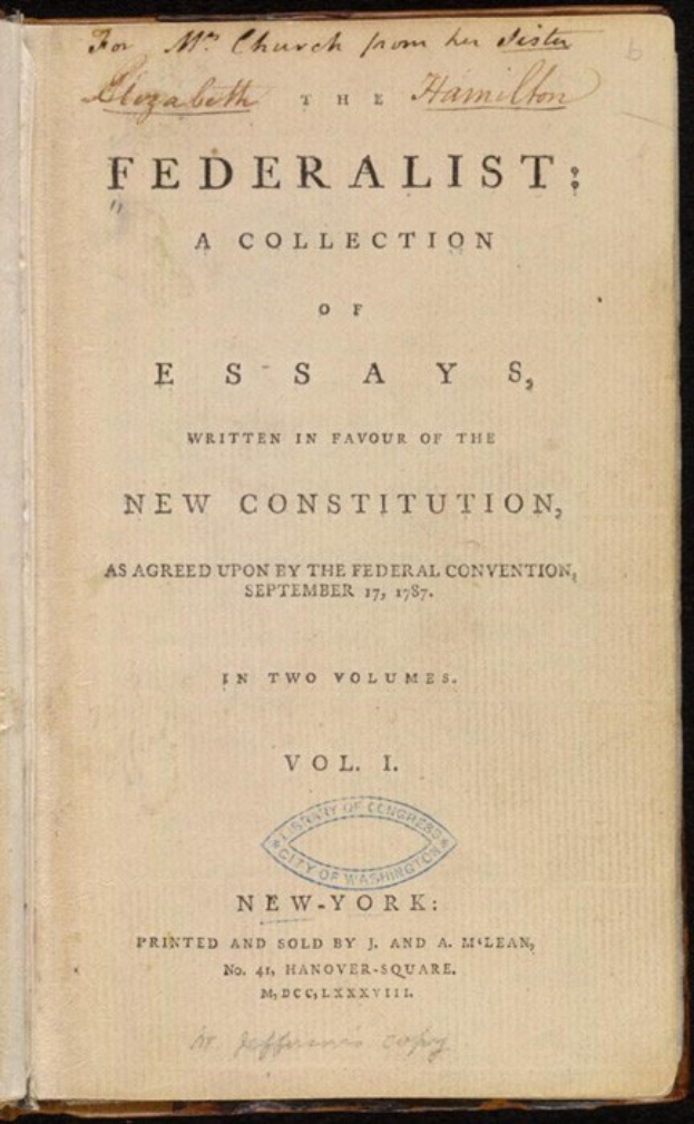 Offenes Buch mit dem Titel "Federalist: Eine Sammlung von Essays, die für die neue Verfassung eintreten, wie sie von der Bundesversammlung am 17. September 1787 vereinbart wurde, in zwei Bänden, New York" auf schwarzem Hintergrund.