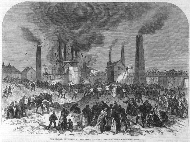 Eine Schwarz-Weiß-Zeichnung einer Menge vor einem Fabrikgebäude mit rauchenden Schornsteinen und Häusern im Hintergrund, mit Text unten: "Die zweite Explosion im Oaks Colliery, Bakersley, England".
