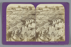 Schwarze und weiße stereoskopische Bilder eines alten Amphitheaters in Syrakus, die Sitzreihen, umgebende Strukturen, Bäume und Himmel zeigen.