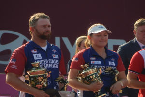 Gruppe von Menschen mit Trophäen vor dem Hintergrund "Weltarcherie-Meisterschaften"