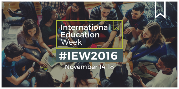 Gruppe von Menschen, die auf einer Couch sitzen, einige halten Bücher und Stifte, mit dem Text "International Education Week IEW 2016" in der Mitte, die sich scheinbar in ein Gespräch vertieft haben.