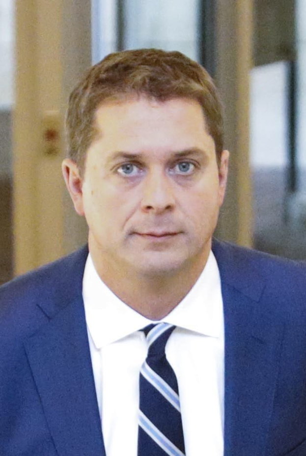 Ein Mann in Anzug und Krawatte geht den Flur entlang mit einem unscharfen Hintergrund, der besorgt aussieht.