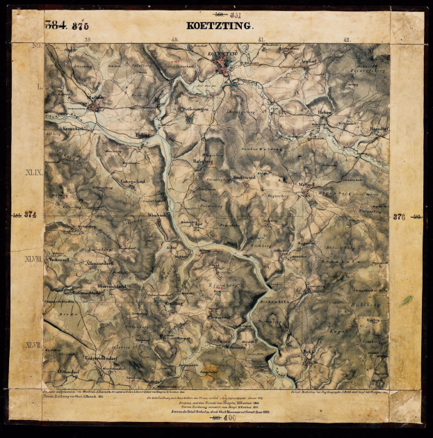 Alte topografische Karte von Koeetztung, Deutschland, auf einem schwarzen Hintergrund, die geografische Merkmale wie Berge, Flüsse und Städte mit textlichen Details zur Bevölkerung und Landschaft zeigt.