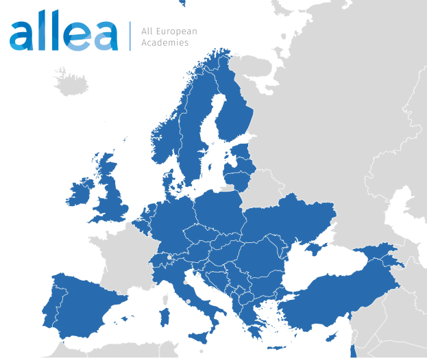 Eine Europakarte mit allen europäischen Akademien in Blau hervorgehoben und mit "ALLEA Alle Europäischen Akademien" beschriftet.