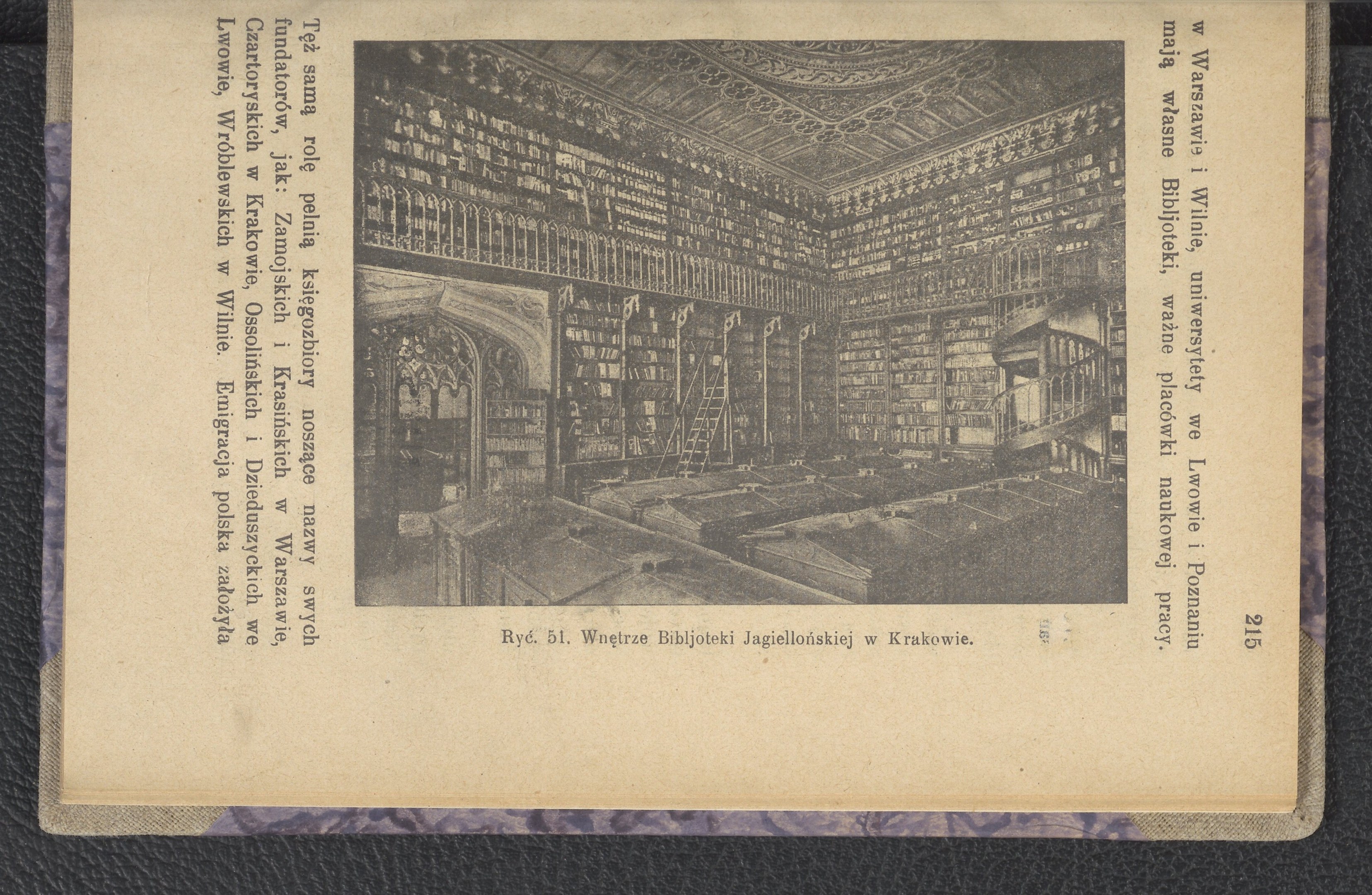 Ein altes Buch mit einem Coverbild einer gut bestückten Bibliothek mit mehreren Bücherregalen, das auf einer Oberfläche mit begleitendem Text platziert ist.