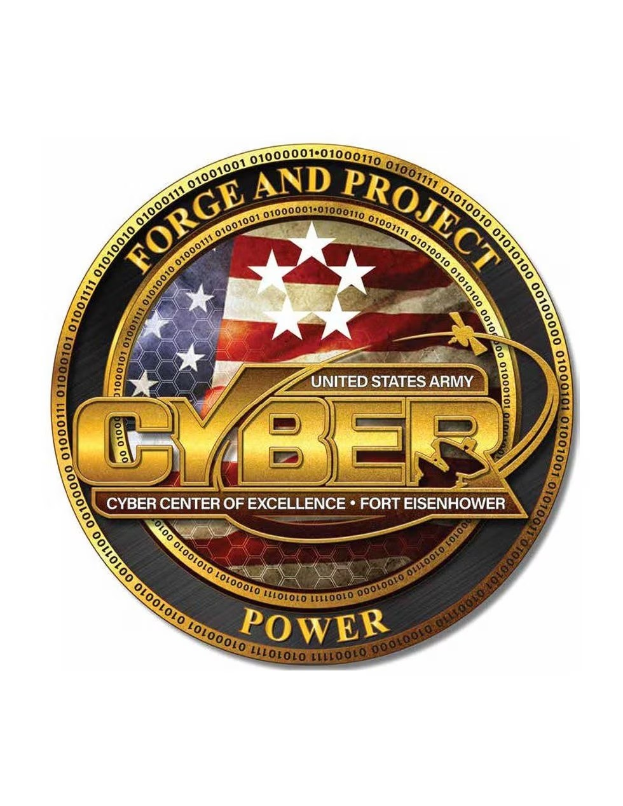 Logo der United States Army Cyber Center of Excellence, Fort Eisenhower, mit einem blauen Kreis mit einem weißen Stern in einem weißen Rand und der Text "Forge and Project Cyber Power" darunter in fetter schwarzer Schrift.