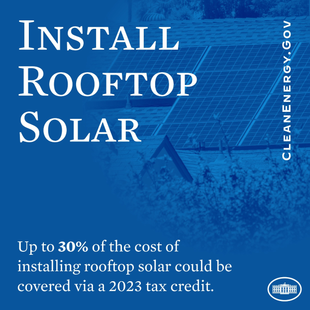 Plakat, das eine mögliche Steuergutschrift von bis zu 30% für die Kosten der Dachsolaranlage im Jahr 2023 anzeigt, mit Bäumen und einem Gebäude mit Solarpanelen im Hintergrund.