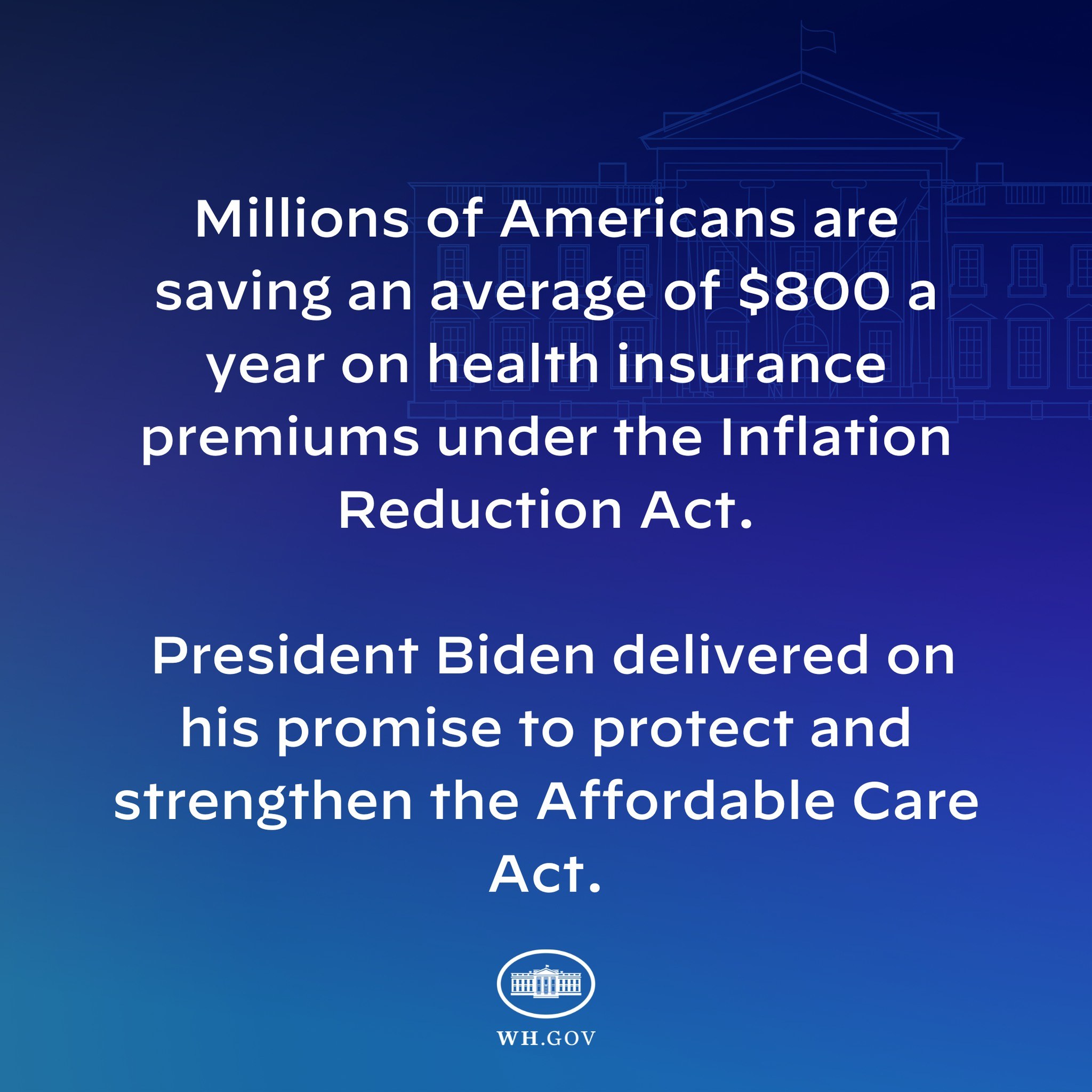 Blauer Hintergrund mit weißer Schrift, die besagt "Millionen von Amerikanern sparen durchschnittlich 800 Dollar im Jahr bei den Krankenversicherungsprämien thanks to the Inflation Reduction Act" und ein Logo in der Mitte.