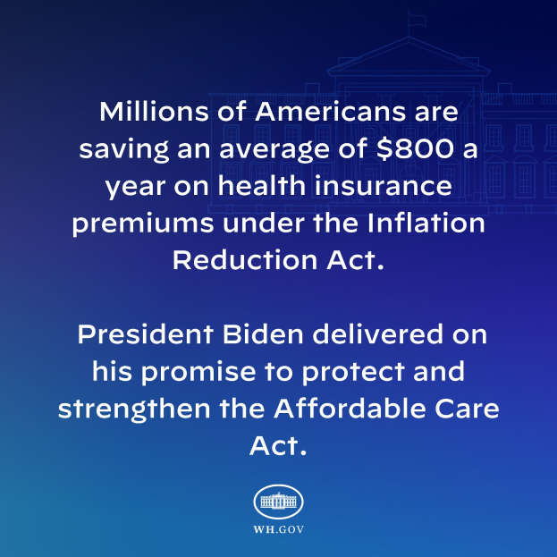 Blauer Hintergrund mit weißer Schrift, die besagt "Millionen von Amerikanern sparen durchschnittlich 800 Dollar im Jahr bei den Krankenversicherungsprämien thanks to the Inflation Reduction Act" und ein Logo in der Mitte.