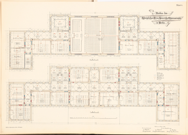 Offenes Buch mit detailliertem Grundriss des Berliner Olympia-Gymnasiums mit begleitendem Text, der das Layout beschreibt.