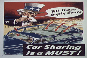 Plakat mit einer Person in einem Auto mit einer blauen Hemd, das den Text "Car Sharing ist Pflicht" und einen entschlossenen Gesichtsausdruck zeigt.