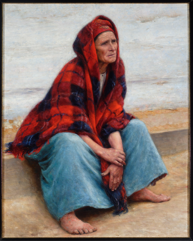 Eine alte Frau sitzt am Strand bei Sonnenuntergang, trägt ein helles Kleid mit einem Dutt, hat die Augen geschlossen und die Hände auf dem Schoß, eingerahmt in einem Foto.