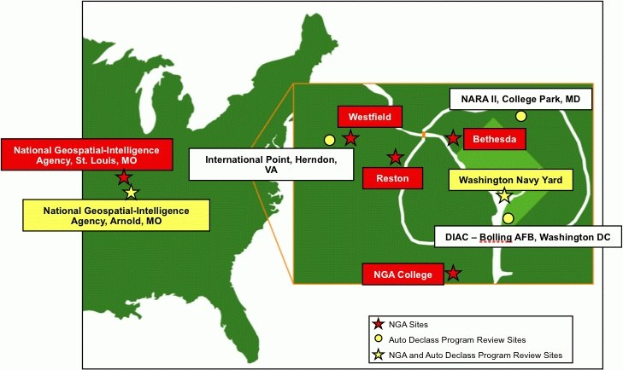 Eine detaillierte Karte der Vereinigten Staaten, die die Standorte der National Geospatial Intelligence Agency in fetter Schrift hervorhebt und geographische Merkmale wie Flüsse, Berge und Städte zeigt.