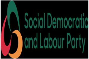 Das Bild zeigt den Text "Sozialdemokratische Partei Deutschlands" in fetter schwarzer Schrift auf einem weißen Hintergrund, der von einem dünnen schwarzen Rand umgeben ist und eine moderne und professionelle Erscheinung vermittelt.