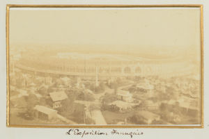 Altes Schwarz-Weiß-Foto eines Stadions in städtischer Umgebung mit umliegenden Gebäuden, Bäumen und Strommasten, das Text am unteren Rand zeigt.