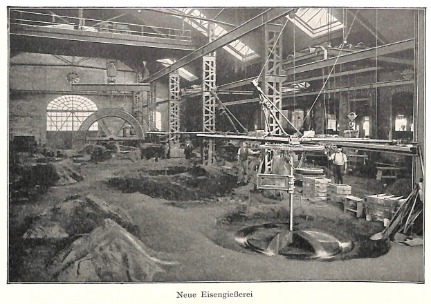 Schwarz-weiß-Illustration einer belebten Stahlfabrik der 1910er Jahre mit Arbeitern, Maschinen und Industrieausrüstung.