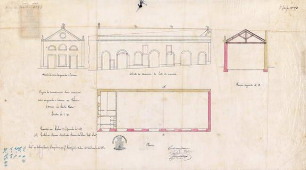 Schwarz-weißes Architekturzeichnung eines mehrfenstrigen Schulgebäudes mit detaillierten Lageplänen und Textanmerkungen auf Papier.