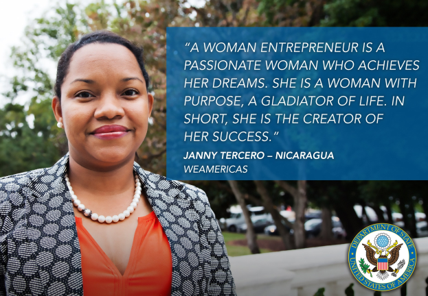 Eine Unternehmerin in Schwarz-Weiß-Jacke und orangefarbenem Kleid steht vor Bäumen, Fahrzeugen und dem Himmel, mit einem Logo und Text über ihren Zweck und Erfolg auf der rechten Seite.