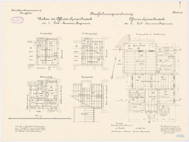 Schwarz-weißer Grundriss des ehemaligen Bundeskanzleramts, zeigt detaillierte Layout mit beschrifteten Räumen und strukturellen Elementen.