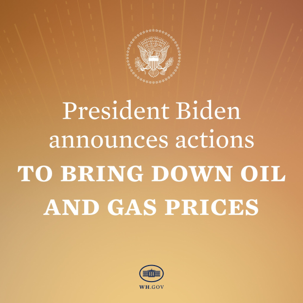 Präsident Biden an einem Rednerpult, bei dem er Maßnahmen zur Verringerung von Öl- und Gaspreisen ankündigt, mit einem Plakat mit Logo und Text im Hintergrund.