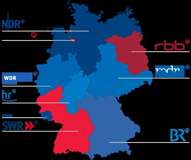 Eine Deutschlandkarte mit in rot und blau hervorgehobenen Bundesländern, die die Ergebnisse der Wahl von 2016 zeigt, einschließlich der Namen der Kanditaten und des Wahldatums.