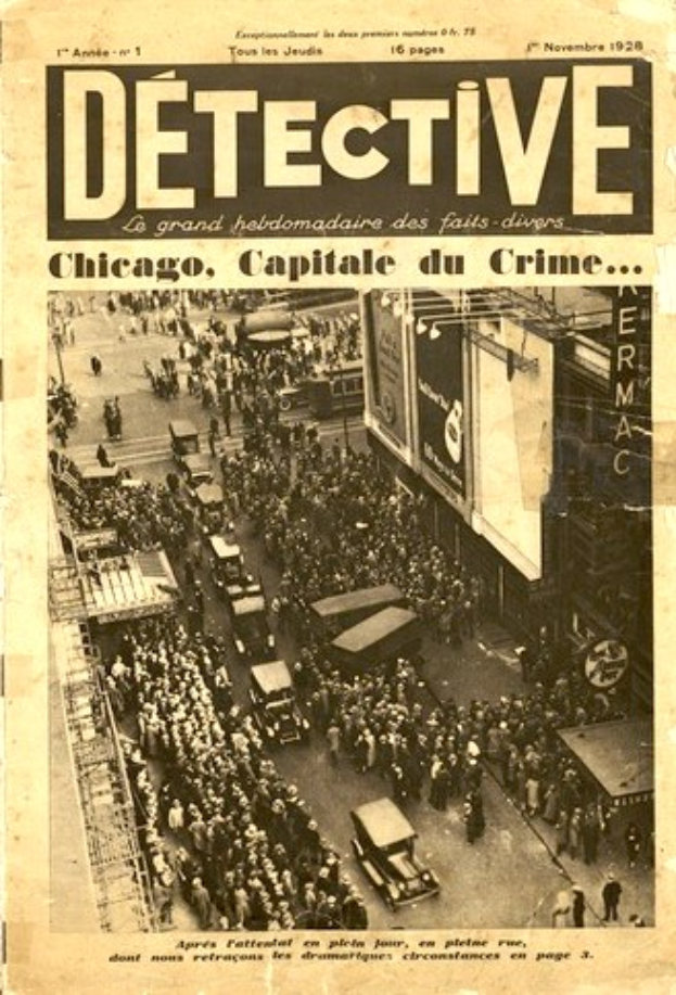 Schwarz-weiß-Fotografie einer alten Zeitung mit der Schlagzeile "Detektiv, Chicago, Capital du Crime", die ein Bild einer Menschenmenge auf einer Straße mit Gebäuden im Hintergrund zeigt.