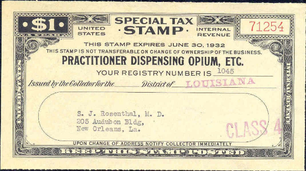 Schwarzer Hintergrund mit einem Steuerstempel, auf dem "Practitioner Dispensing Opium, Inc." steht