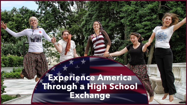 Eine Gruppe von Frauen, die in die Luft springen und strahlen, umgeben von Grün und einem klaren blauen Himmel, mit Text unten: "Erlebe Amerika durch einen High-School-Austausch."