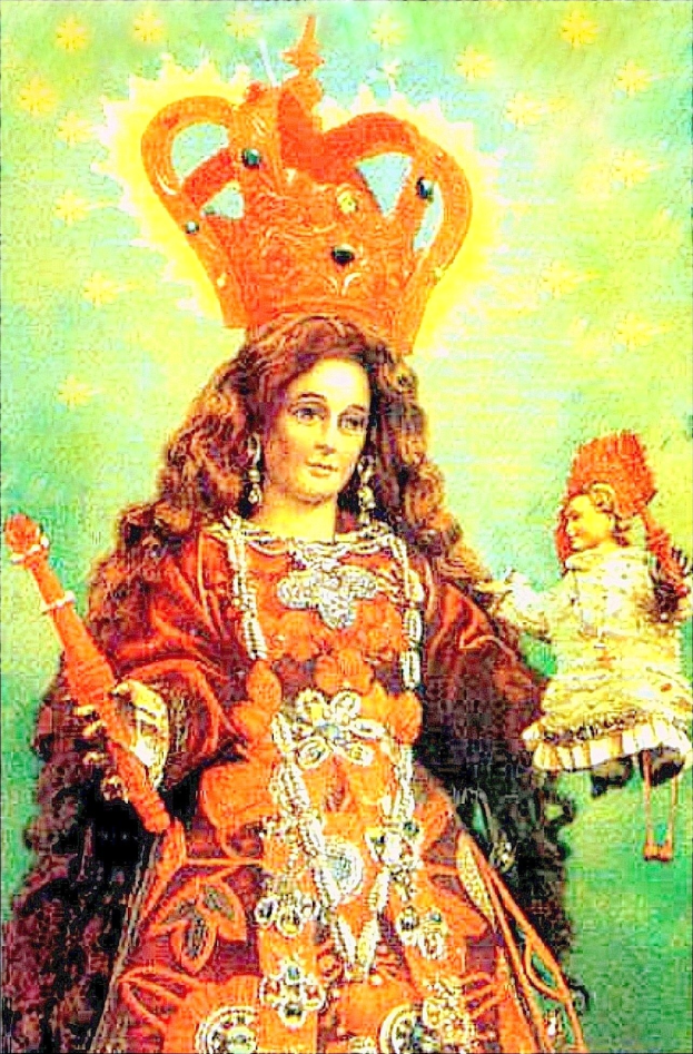 Eine Frau in einem roten Kleid mit einer Krone, die ein Baby hält, mit einem friedlichen Ausdruck und einem Dutt.
