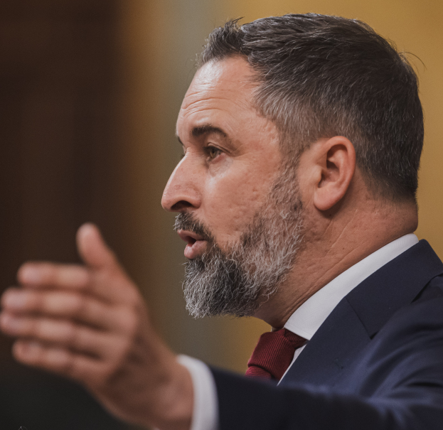 Ein Mann im Anzug und mit Krawatte spricht vor einem unscharfen Hintergrund in ein Mikrofon, wahrscheinlich in Reaktion auf die Entscheidung des Obersten Gerichts, die Verwendung des russischen Außenministers Sergej Lawrow zu verbieten.