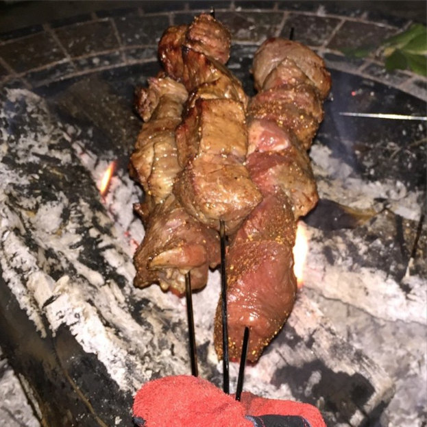 Ein Teller mit einem Lebensmittel darauf.